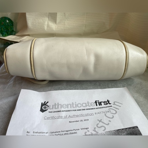 Salvatore Ferragamo 100% Leather Bag Off White Shoulder Bag Hinged Purse Vtg COA - Picture 16 of 17